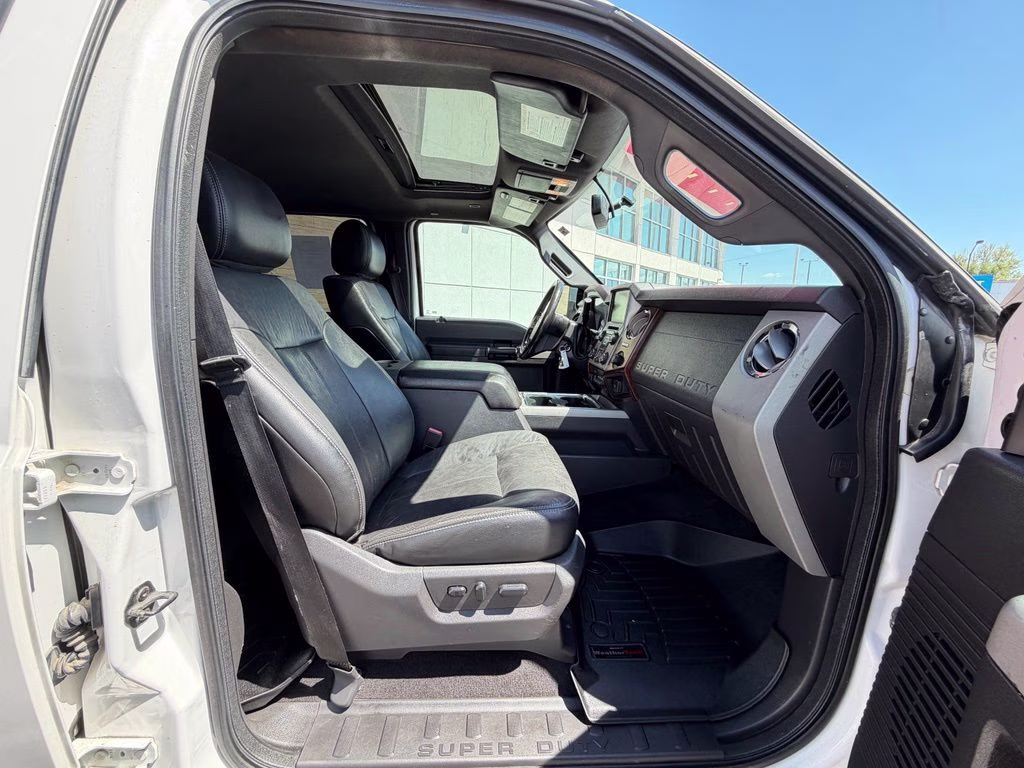 2015 White Platinum Clearcoat Metallic Ford Super Duty F-350 DRW Lariat 4X4 Truck