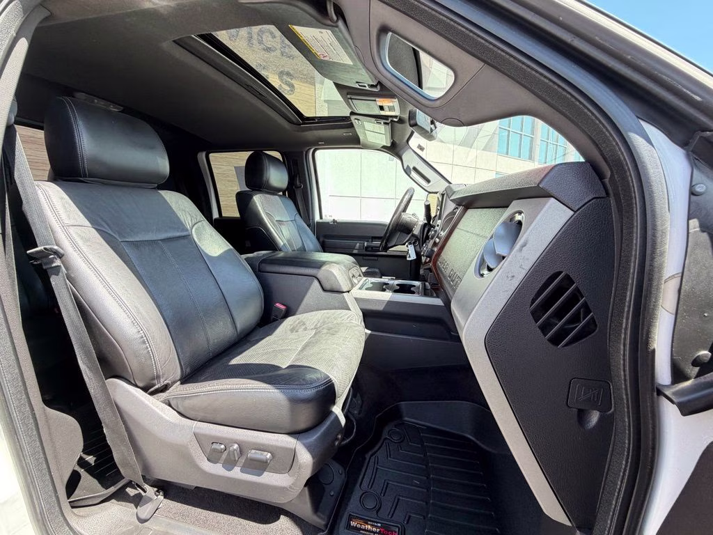 2015 White Platinum Clearcoat Metallic Ford Super Duty F-350 DRW Lariat 4X4 Truck