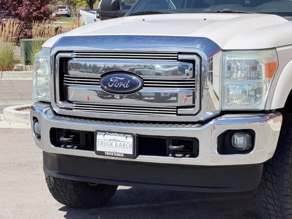 2015 White Platinum Clearcoat Metallic Ford Super Duty F-350 DRW Lariat 4X4 Truck