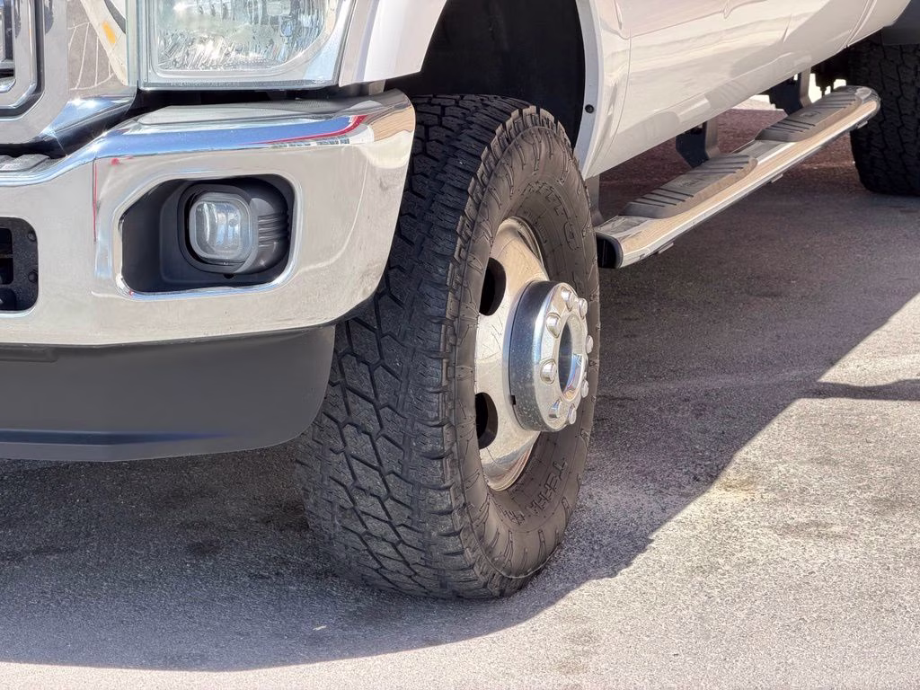 2015 White Platinum Clearcoat Metallic Ford Super Duty F-350 DRW Lariat 4X4 Truck
