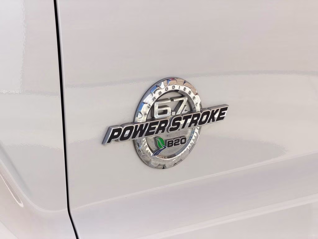 2015 White Platinum Clearcoat Metallic Ford Super Duty F-350 DRW Lariat 4X4 Truck