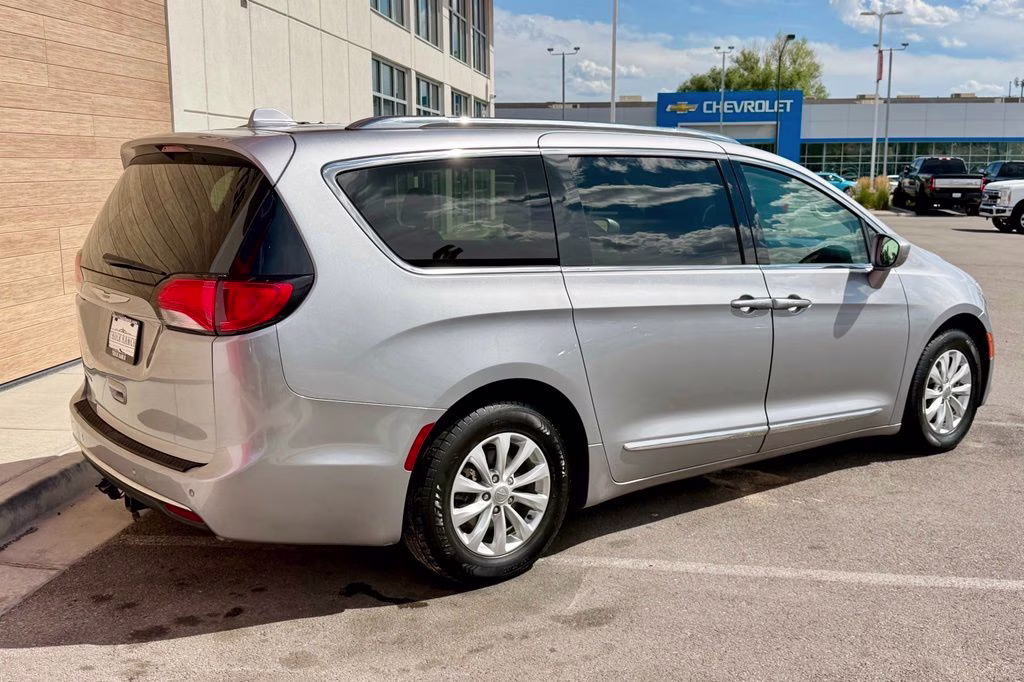 2018 Billet Silver Metallic Clearcoat Chrysler Pacifica Touring L FWD Van