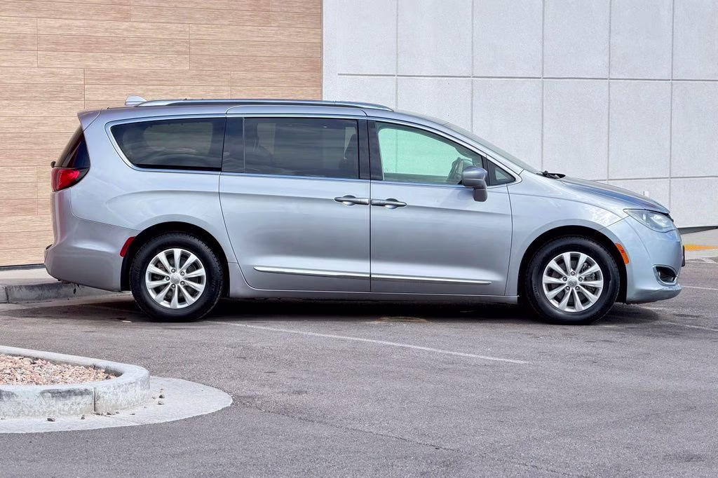 2018 Billet Silver Metallic Clearcoat Chrysler Pacifica Touring L FWD Van