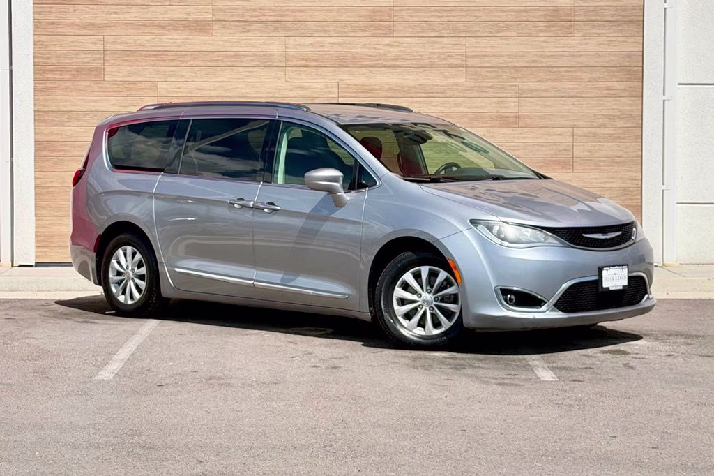 2018 Billet Silver Metallic Clearcoat Chrysler Pacifica Touring L FWD Van