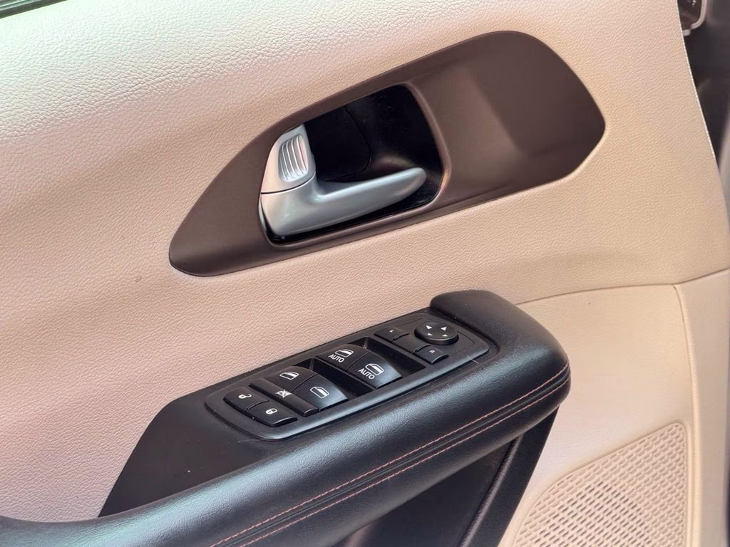 2018 Billet Silver Metallic Clearcoat Chrysler Pacifica Touring L FWD Van