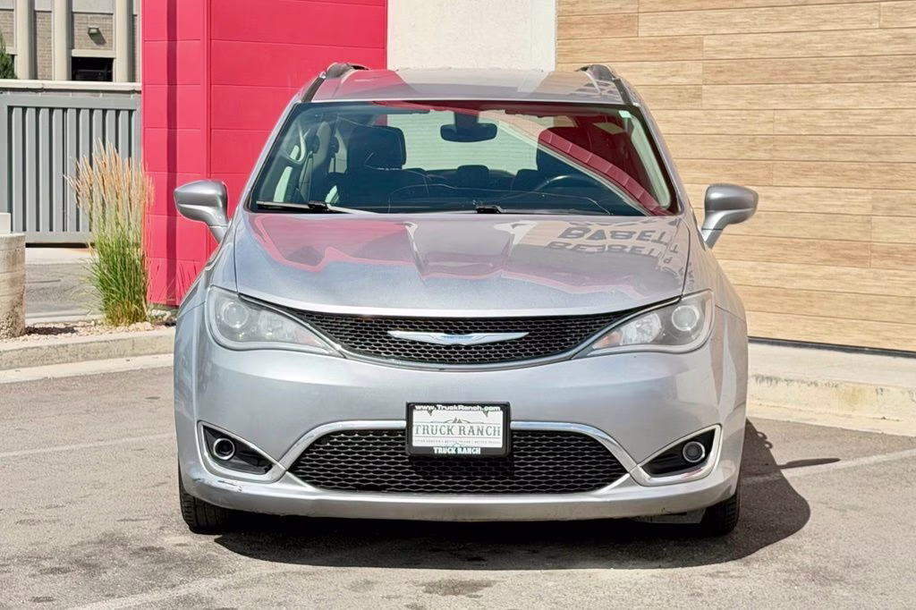 2018 Billet Silver Metallic Clearcoat Chrysler Pacifica Touring L FWD Van