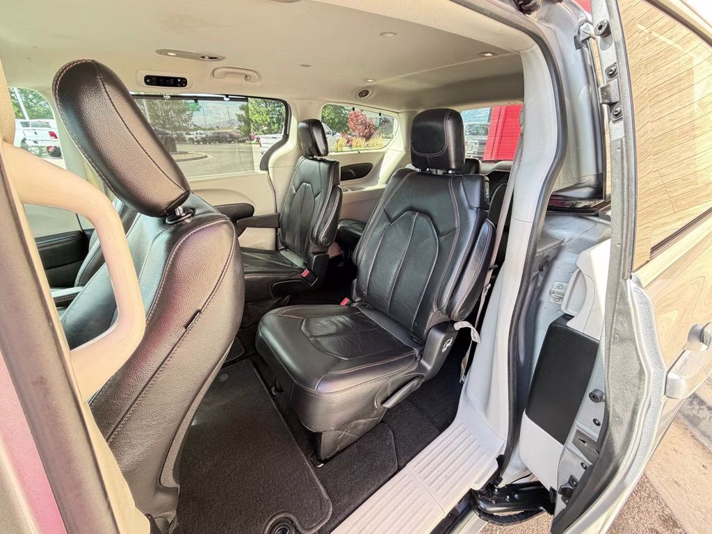2018 Billet Silver Metallic Clearcoat Chrysler Pacifica Touring L FWD Van