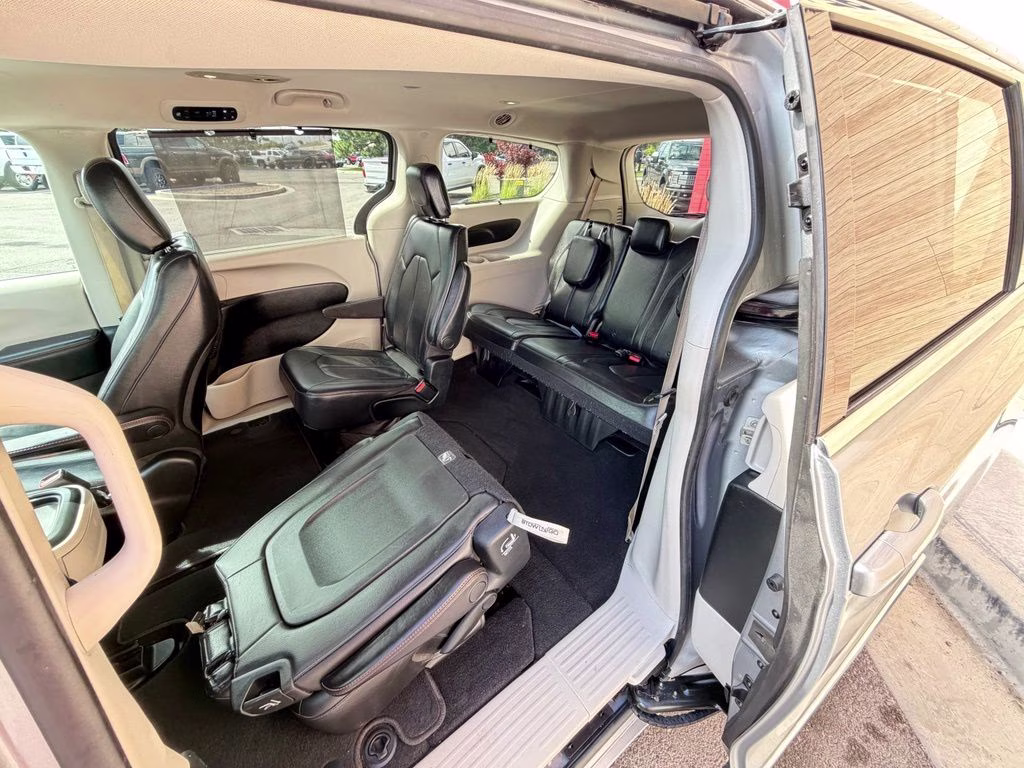 2018 Billet Silver Metallic Clearcoat Chrysler Pacifica Touring L FWD Van