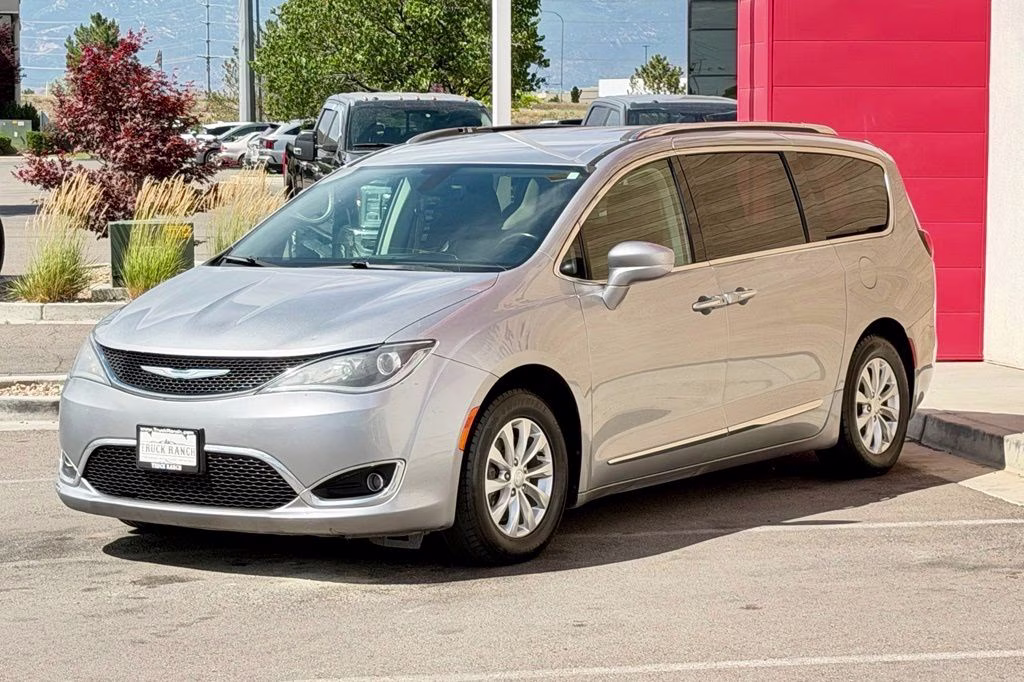 2018 Billet Silver Metallic Clearcoat Chrysler Pacifica Touring L FWD Van