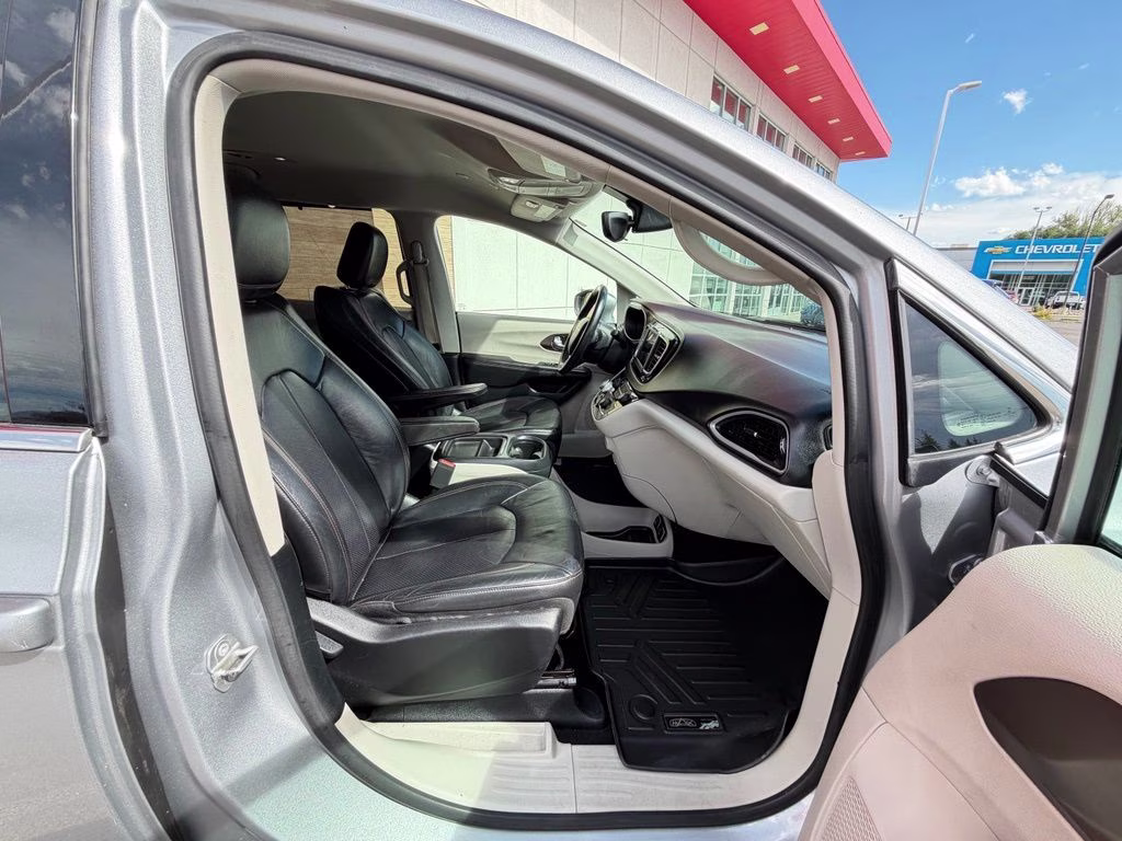 2018 Billet Silver Metallic Clearcoat Chrysler Pacifica Touring L FWD Van