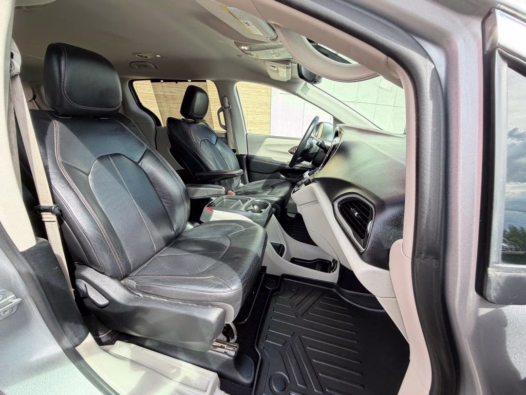 2018 Billet Silver Metallic Clearcoat Chrysler Pacifica Touring L FWD Van