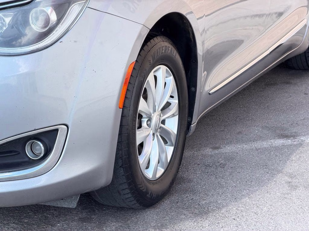 2018 Billet Silver Metallic Clearcoat Chrysler Pacifica Touring L FWD Van