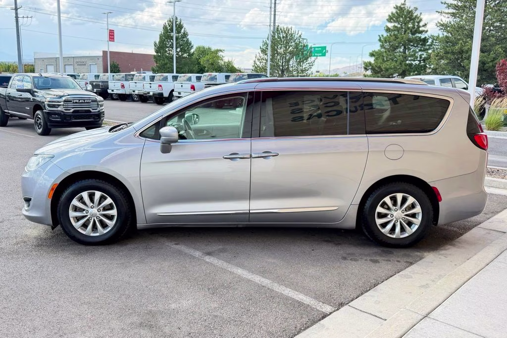 2018 Billet Silver Metallic Clearcoat Chrysler Pacifica Touring L FWD Van
