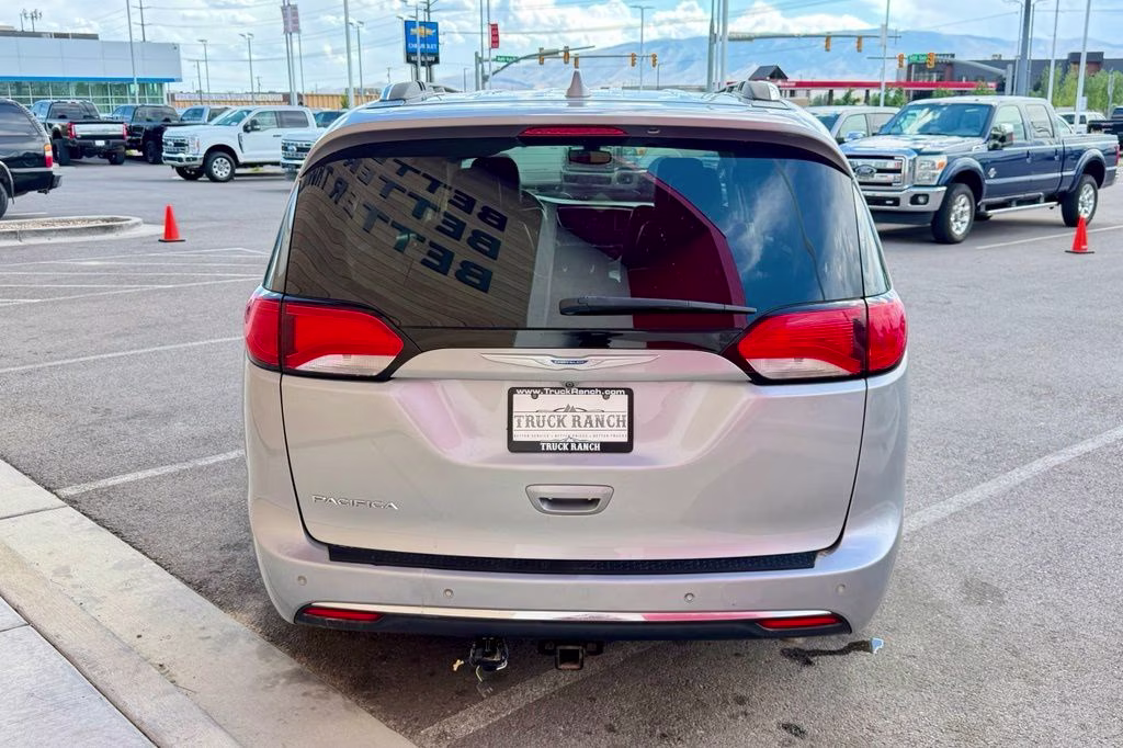 2018 Billet Silver Metallic Clearcoat Chrysler Pacifica Touring L FWD Van