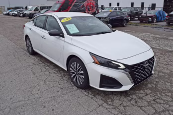 2024 Pearl White Nissan Altima 2.5 SV FWD Sedan