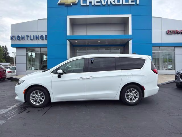 2022 Bright White Clearcoat Chrysler Voyager LX FWD Van