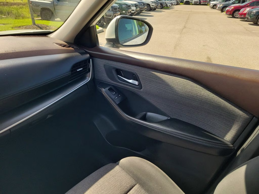2021 Pearl White Tricoat Nissan Rogue SV FWD SUV