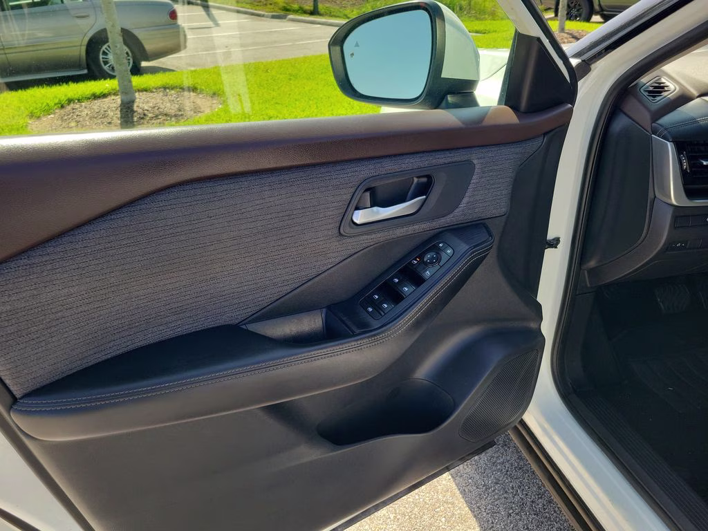 2021 Pearl White Tricoat Nissan Rogue SV FWD SUV