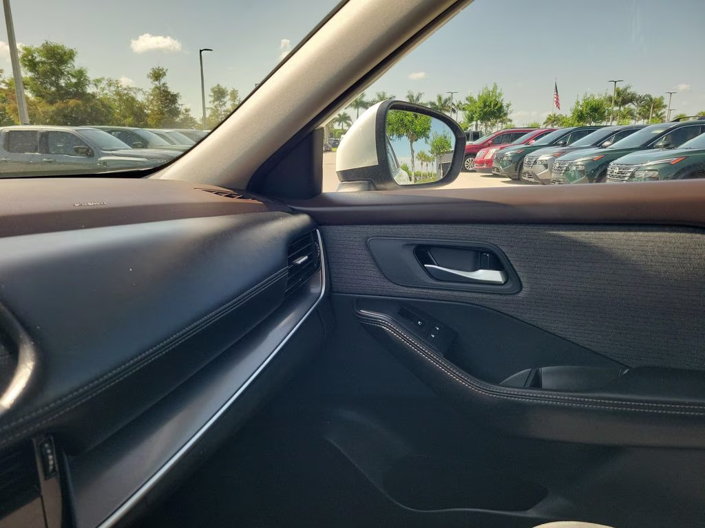 2021 Pearl White Tricoat Nissan Rogue SV FWD SUV