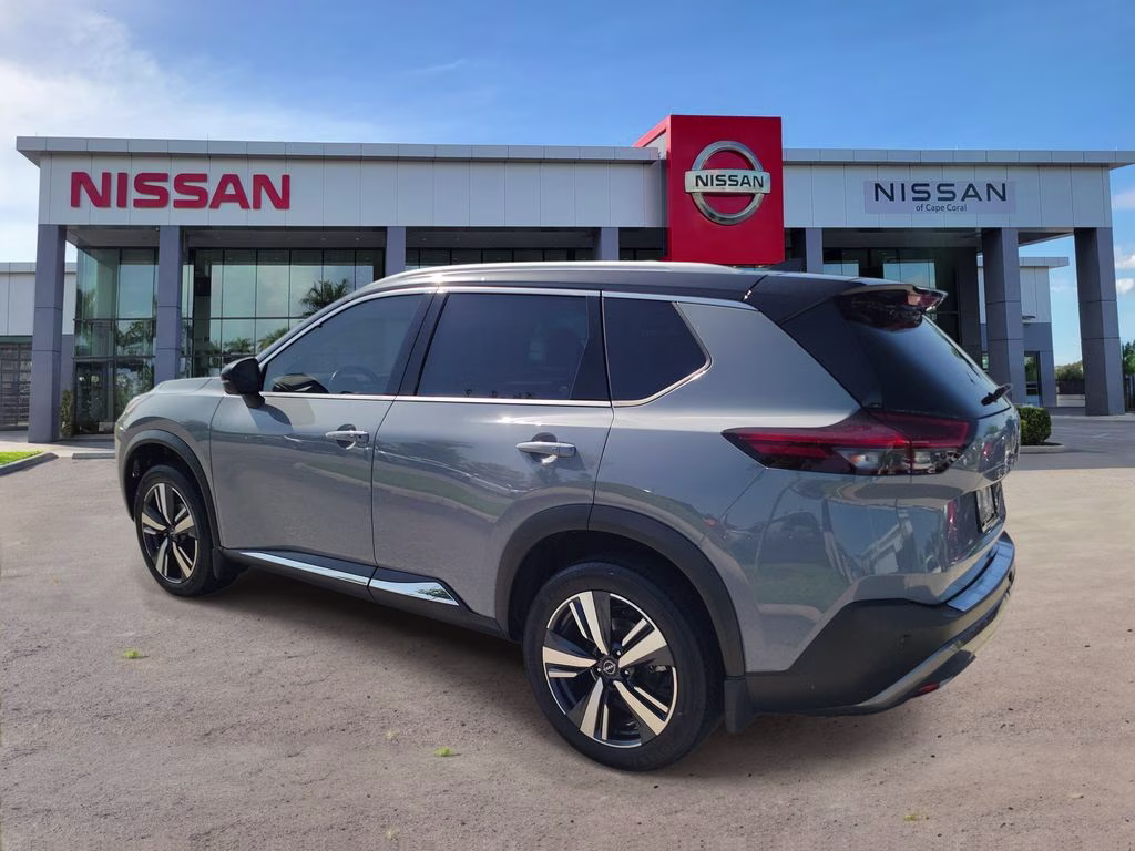 2022 Boulder Gray Pearl/Super Black Nissan Rogue SL FWD SUV