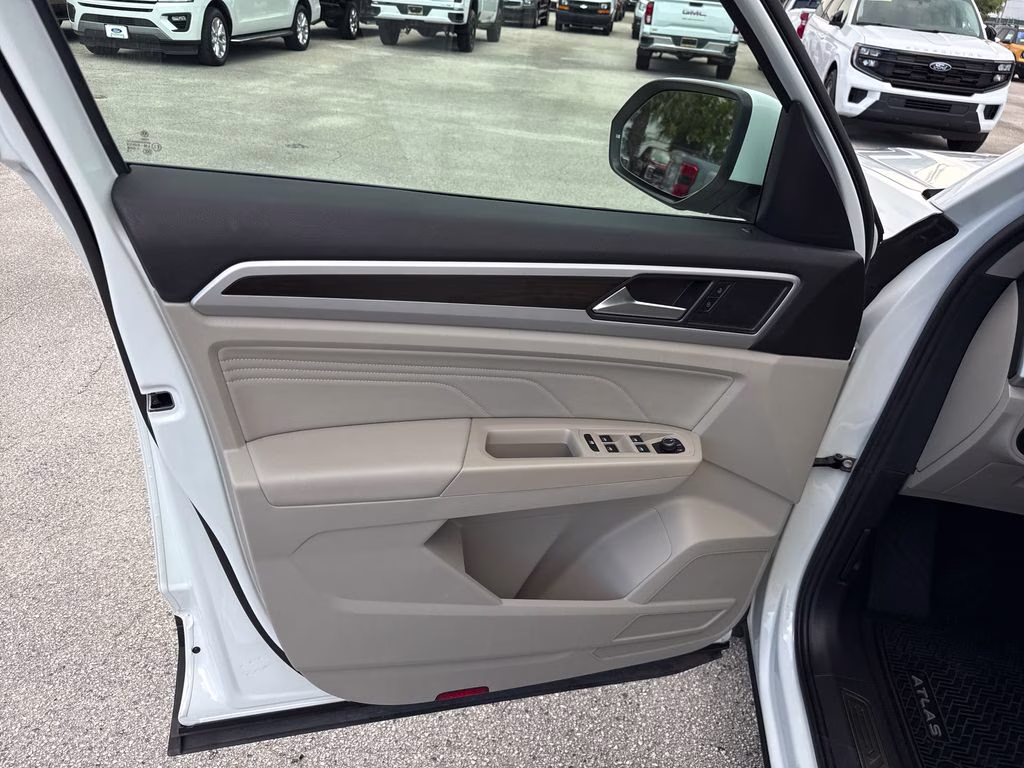 2022 Pure White Volkswagen Atlas 3.6L V6 SE w/Technology FWD SUV