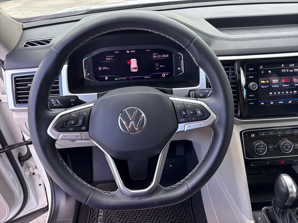 2022 Pure White Volkswagen Atlas 3.6L V6 SE w/Technology FWD SUV