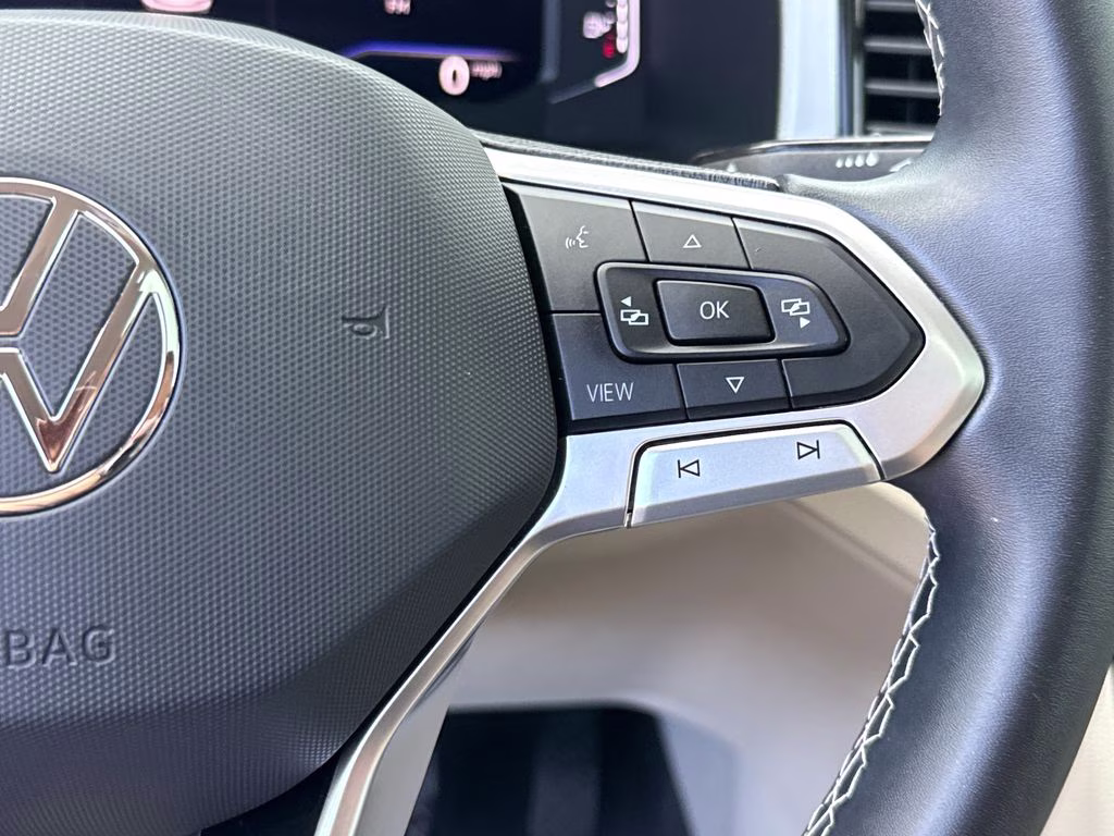 2022 Pure White Volkswagen Atlas 3.6L V6 SE w/Technology FWD SUV