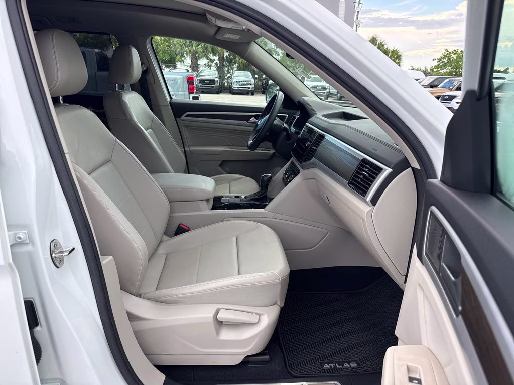 2022 Pure White Volkswagen Atlas 3.6L V6 SE w/Technology FWD SUV