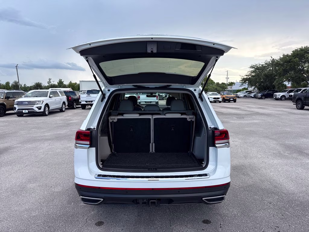 2022 Pure White Volkswagen Atlas 3.6L V6 SE w/Technology FWD SUV