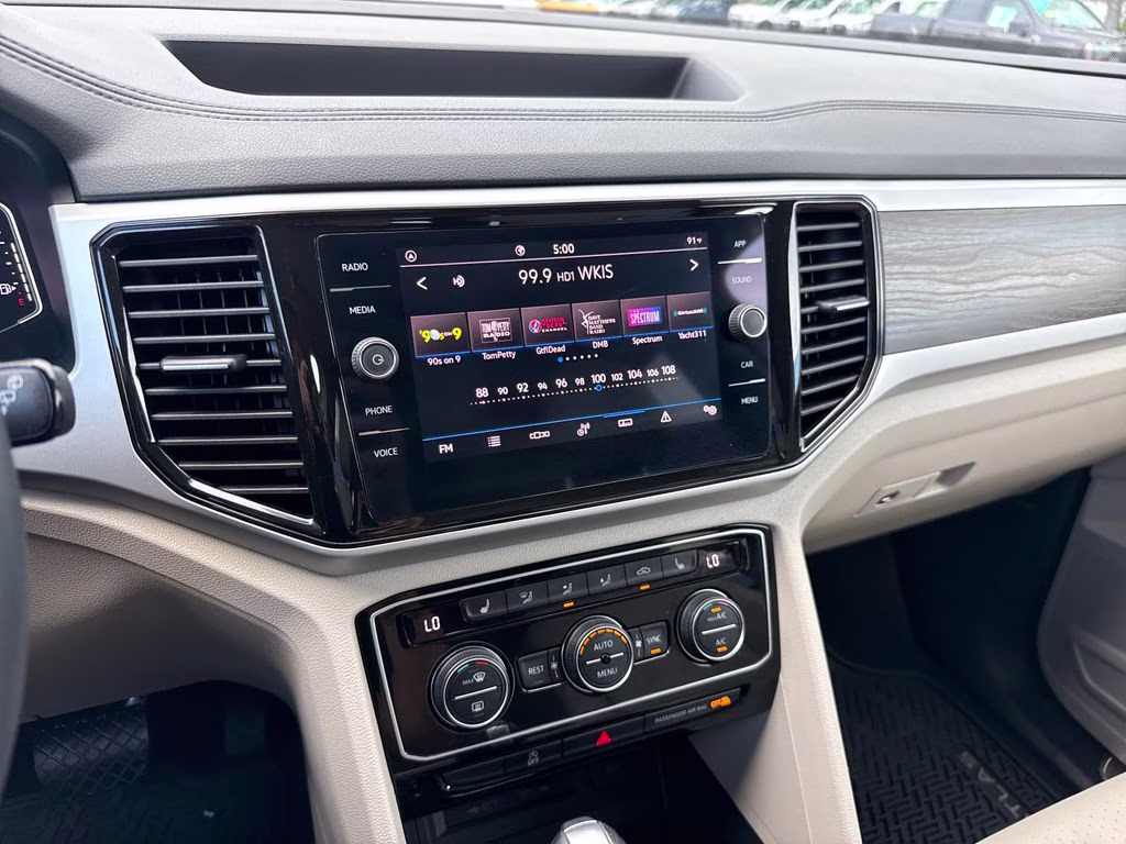 2022 Pure White Volkswagen Atlas 3.6L V6 SE w/Technology FWD SUV