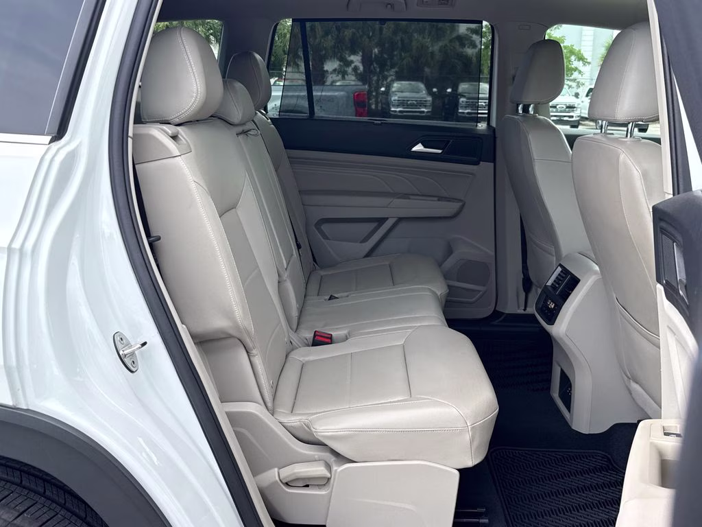 2022 Pure White Volkswagen Atlas 3.6L V6 SE w/Technology FWD SUV