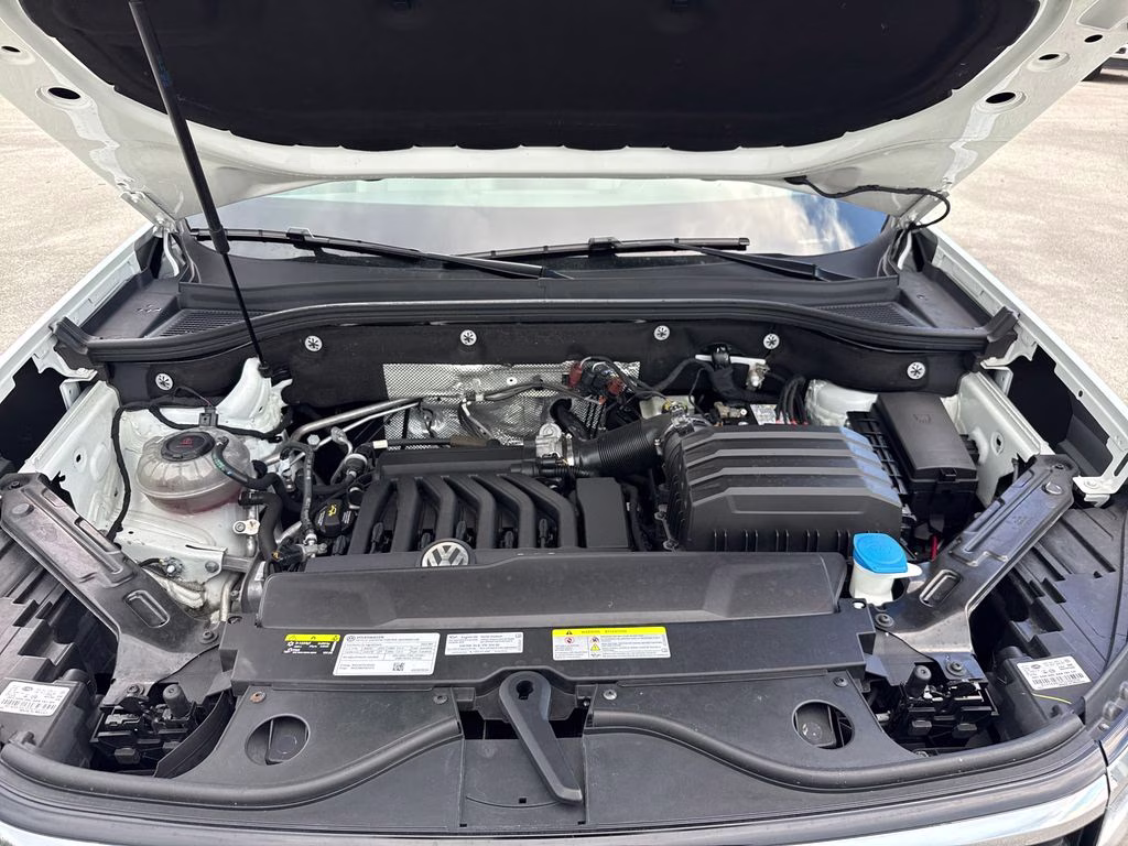 2022 Pure White Volkswagen Atlas 3.6L V6 SE w/Technology FWD SUV