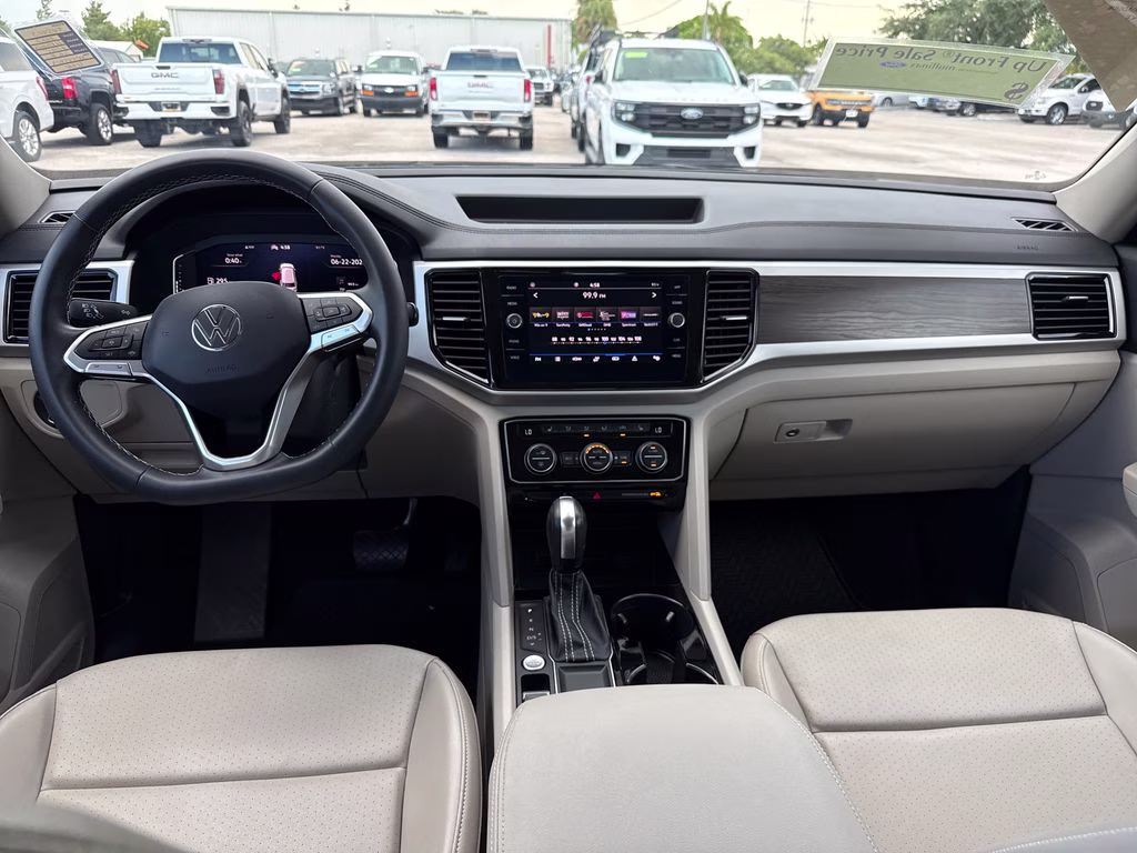 2022 Pure White Volkswagen Atlas 3.6L V6 SE w/Technology FWD SUV