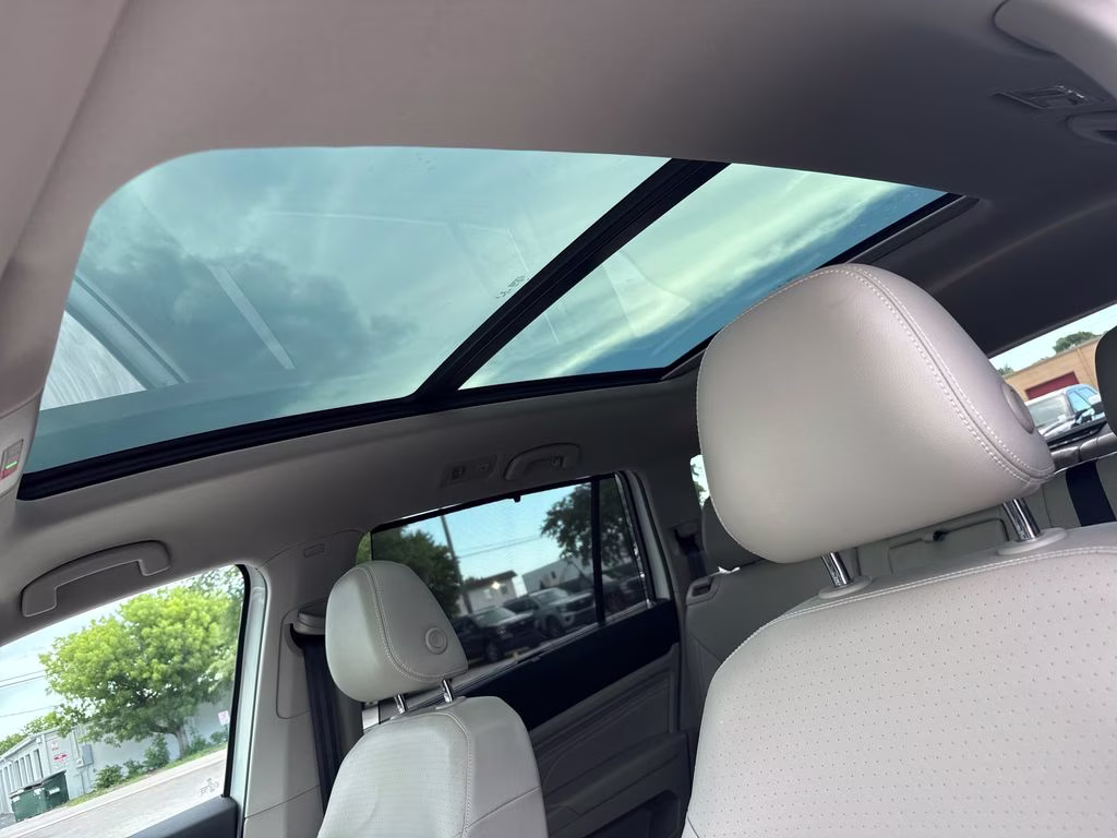 2022 Pure White Volkswagen Atlas 3.6L V6 SE w/Technology FWD SUV
