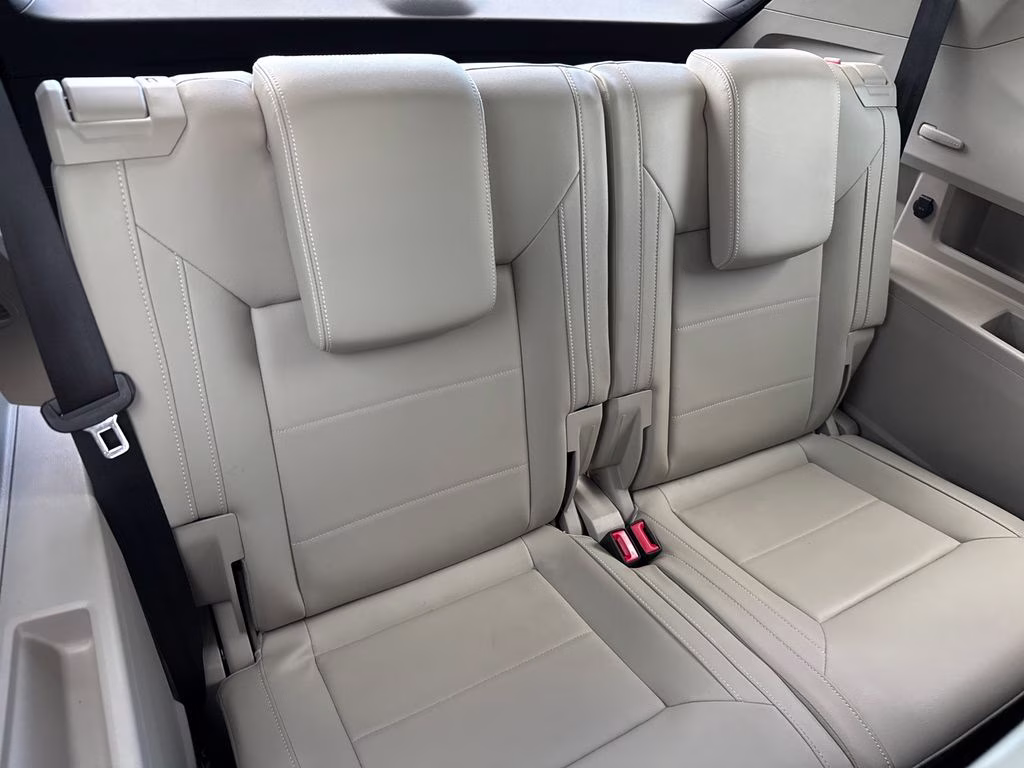 2022 Pure White Volkswagen Atlas 3.6L V6 SE w/Technology FWD SUV