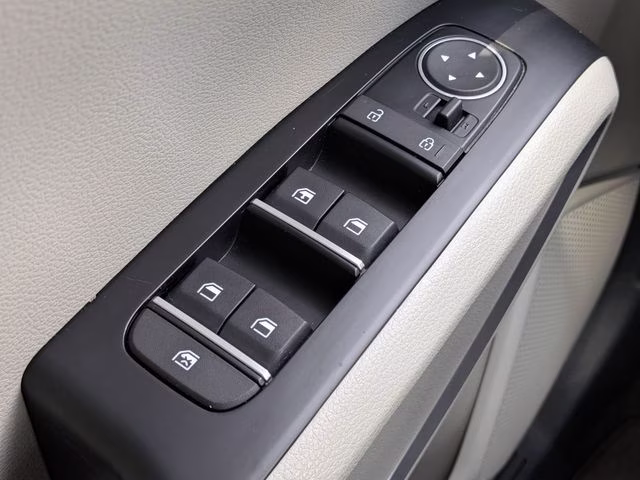 2025 Snow White Pearl Kia Soul LX FWD Hatchback