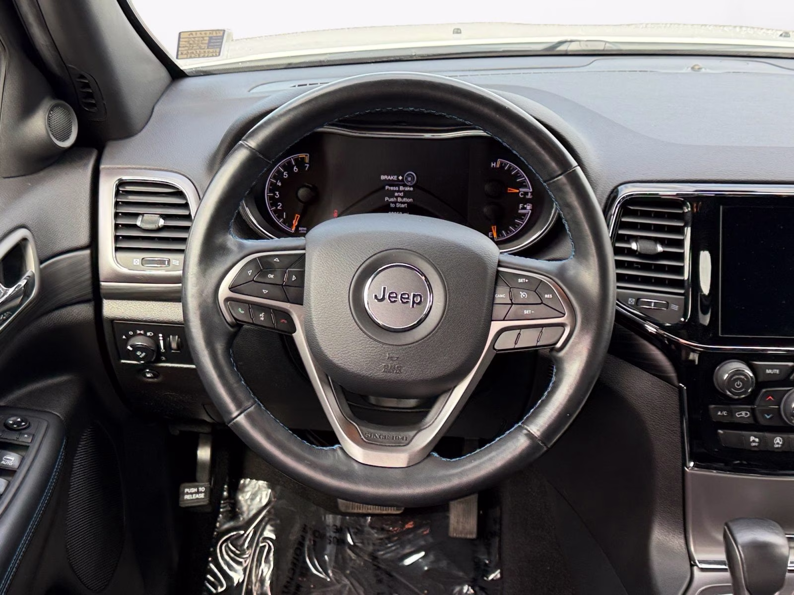 2020 Bright White Clearcoat Jeep Grand Cherokee Laredo 4X4 SUV
