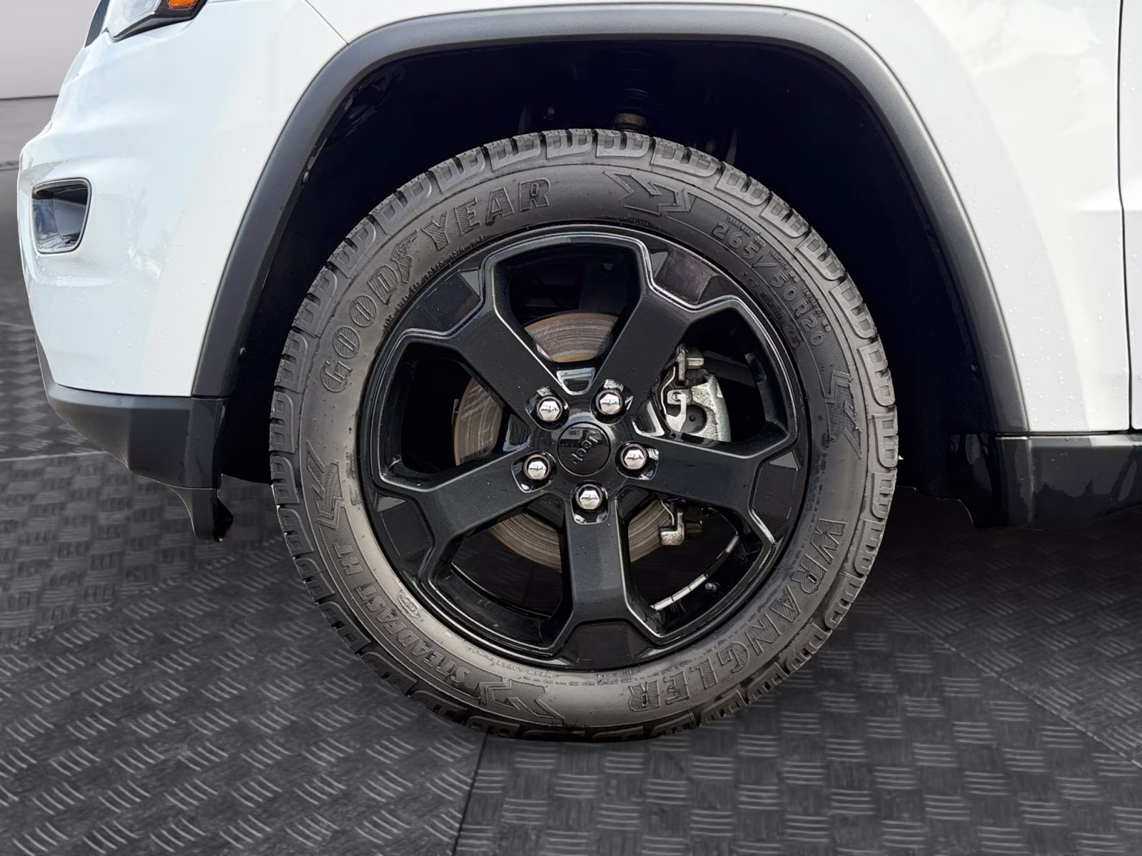 2020 Bright White Clearcoat Jeep Grand Cherokee Laredo 4X4 SUV