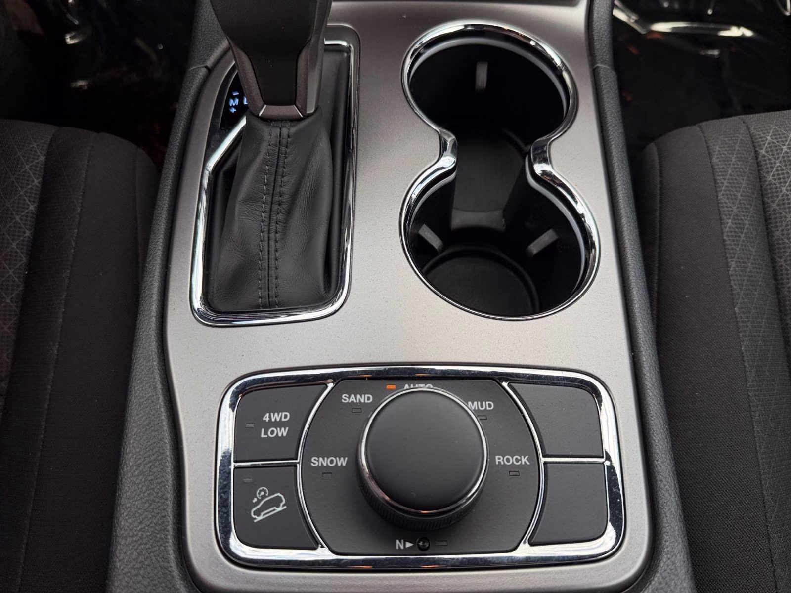2020 Bright White Clearcoat Jeep Grand Cherokee Laredo 4X4 SUV