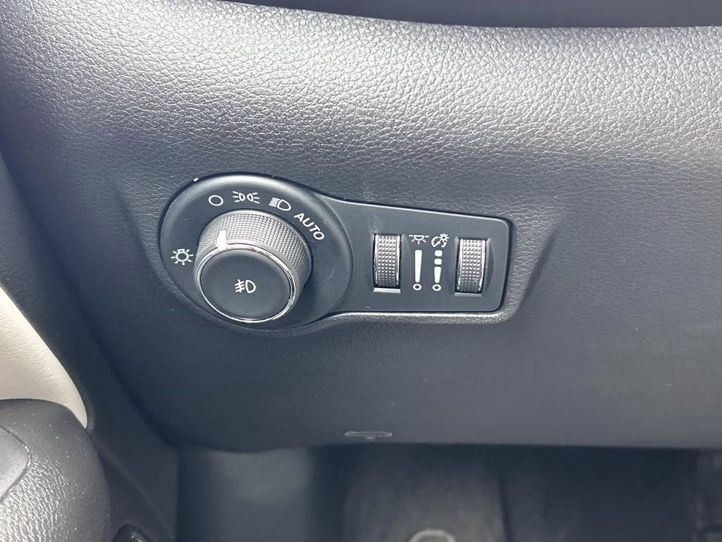2025 Red Hot Pearlcoat Jeep Compass Limited 4X4 SUV