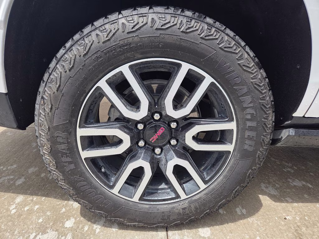 2023 Summit White GMC Yukon AT4 4X4 SUV