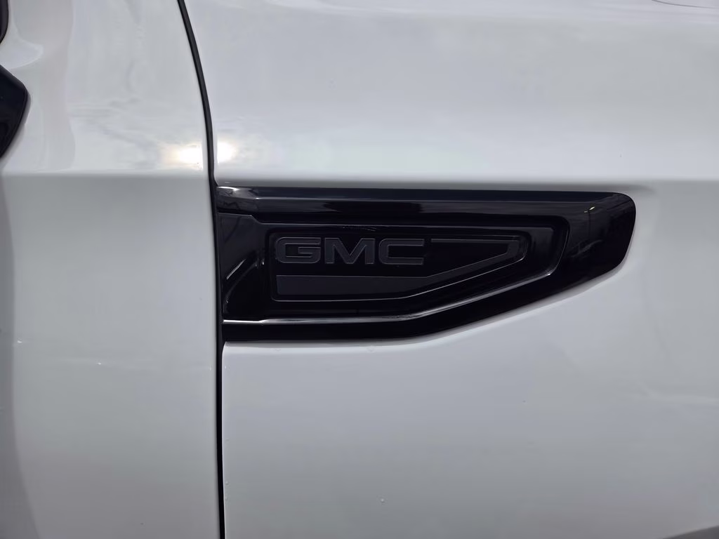 2023 Summit White GMC Yukon AT4 4X4 SUV