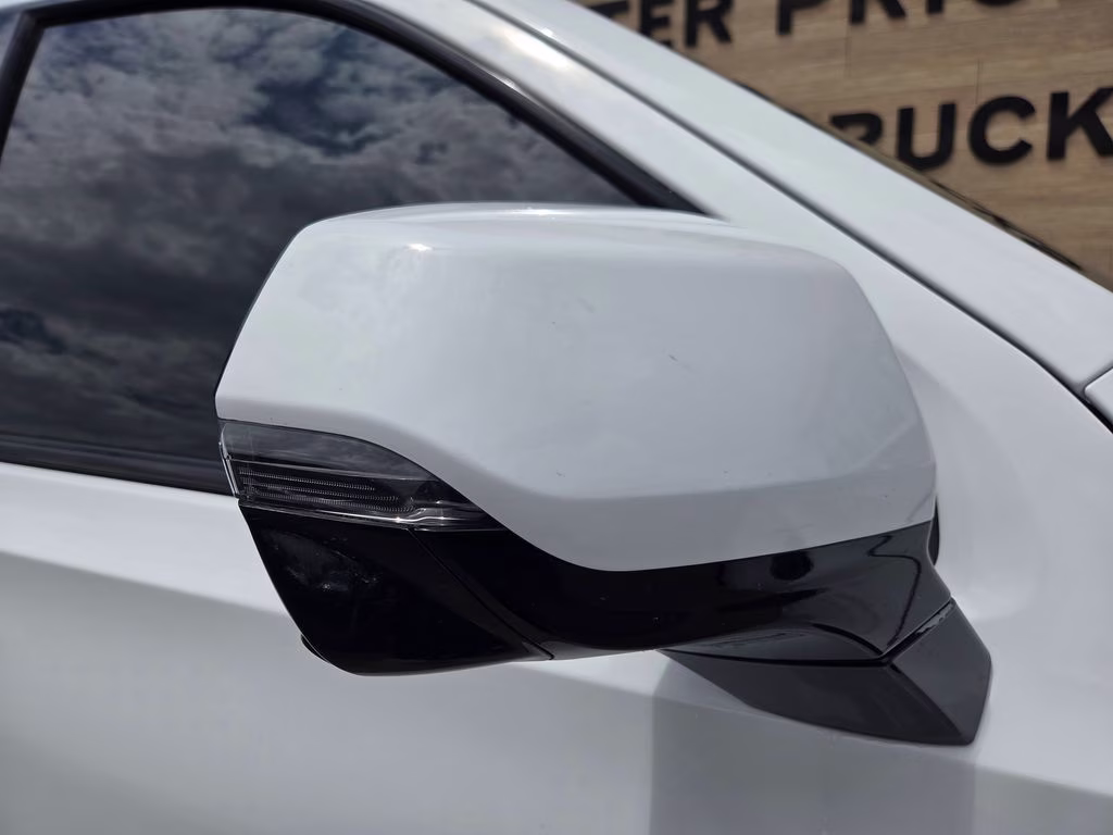 2023 Summit White GMC Yukon AT4 4X4 SUV