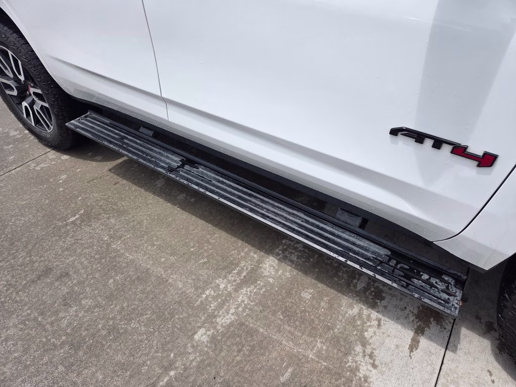 2023 Summit White GMC Yukon AT4 4X4 SUV