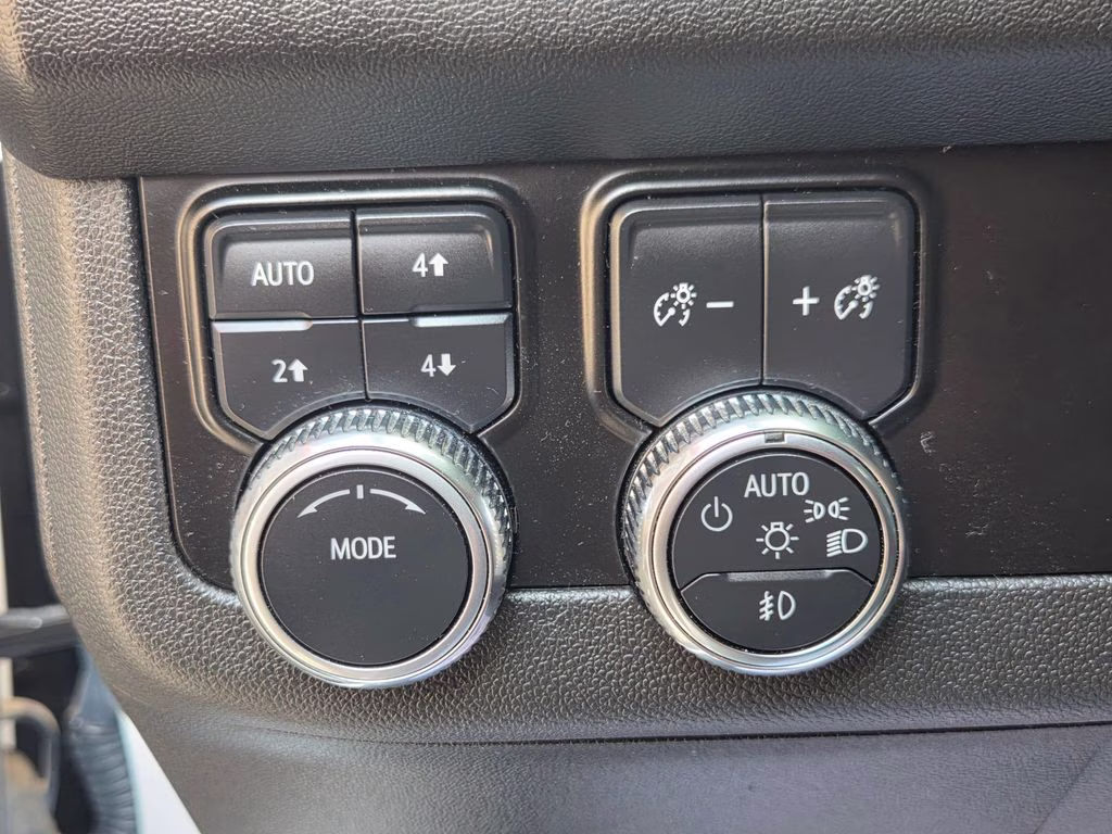 2023 Summit White GMC Yukon AT4 4X4 SUV