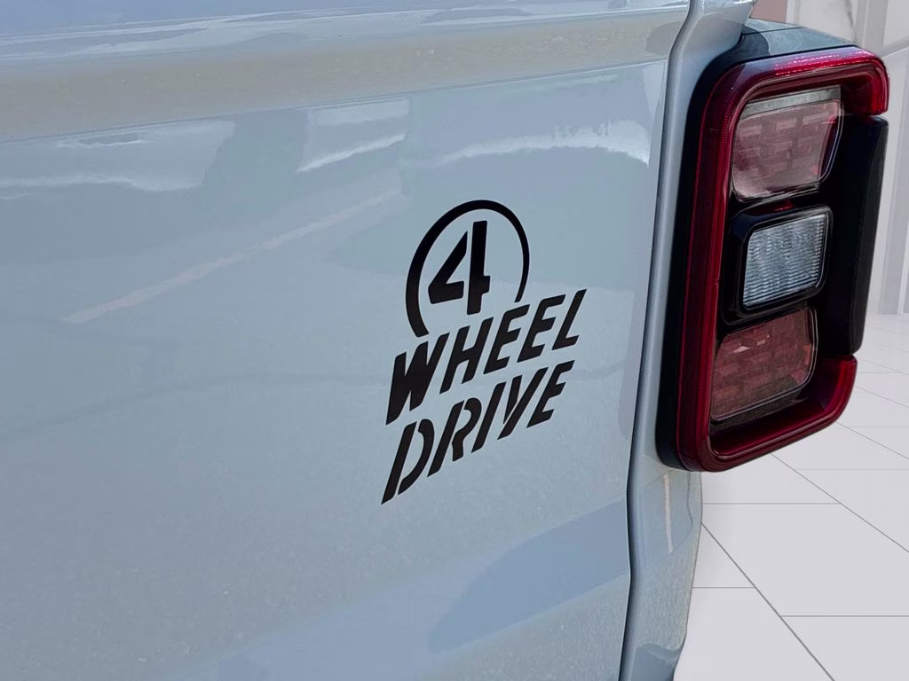 2022 Bright White Clearcoat Jeep Gladiator Mojave 4X4 Truck