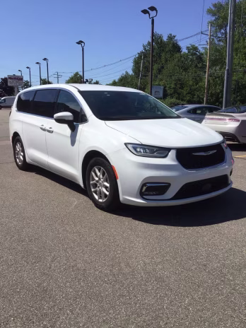 2023 Bright White Clearcoat Chrysler Pacifica Touring L FWD Van
