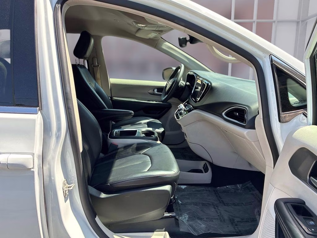 2023 Bright White Clearcoat Chrysler Pacifica Touring L FWD Van