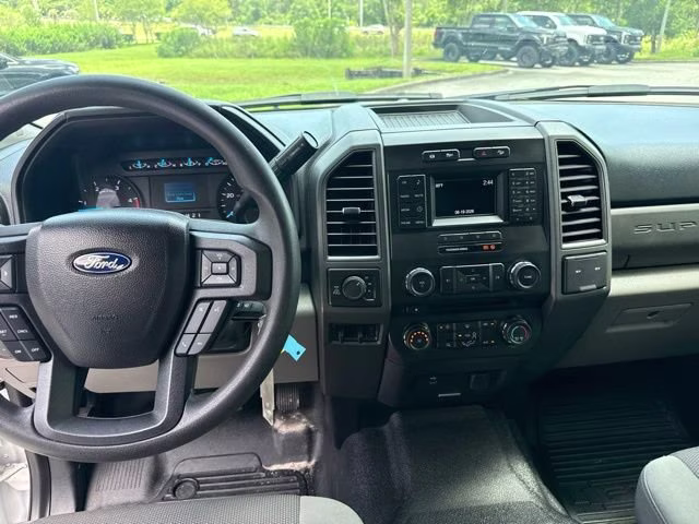 2017 Oxford White Ford Super Duty F-250 SRW XL Crew Cab Pickup 4X4 Truck