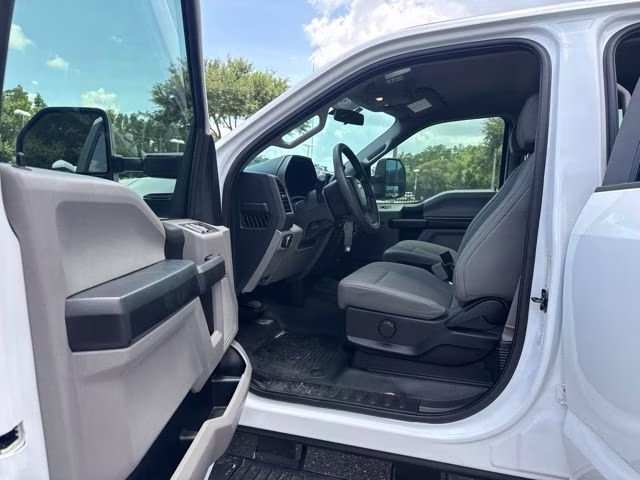 2017 Oxford White Ford Super Duty F-250 SRW XL Crew Cab Pickup 4X4 Truck